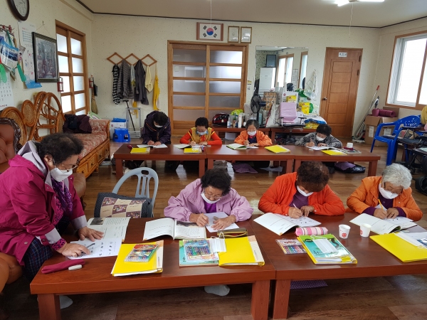 경남 전국최초 문해학습자 과학·사회 교구 보급